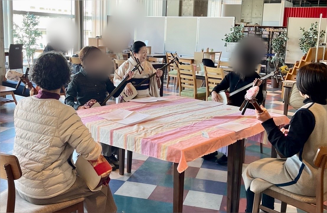 名古屋の三味線教室でのお稽古風景 生徒と講師のレッスンの様子